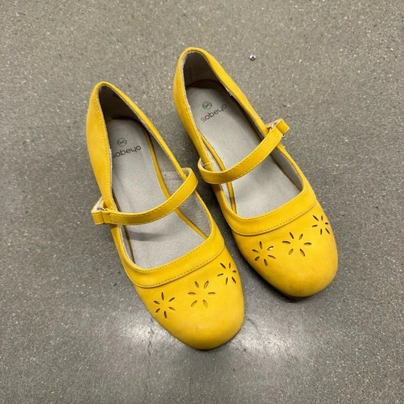 SOBEYO Yellow Girls Mary Jane Shoes Size 4 - Picture 2 of 9
